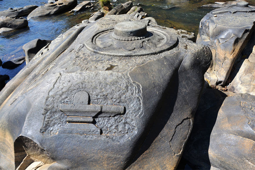 thousands of Shiva Lingas in the Shalmala river