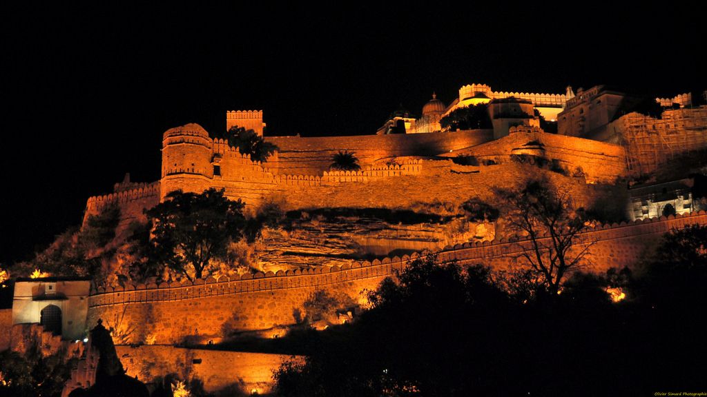 Kumbhalgarh wall at night